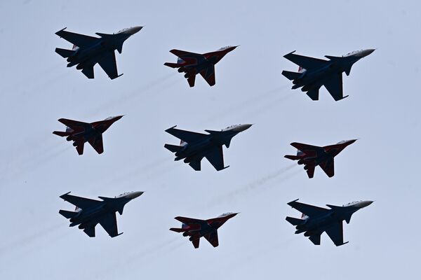 俄羅斯“雨燕”表演隊米格-29戰鬥機與“俄羅斯勇士”表演隊蘇-30SM戰鬥機在彩排中飛行。
 - 俄羅斯衛星通訊社