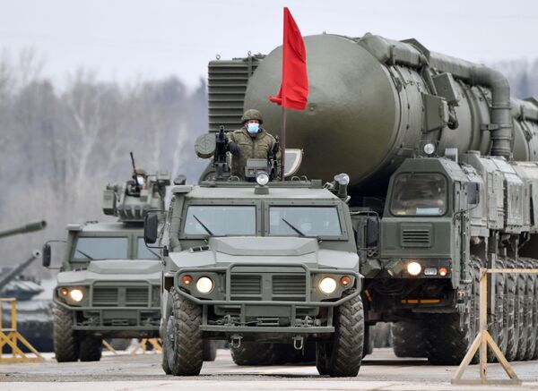 俄军“雅尔斯”发射系统在胜利日阅兵式彩排活动中行驶。
 - 俄罗斯卫星通讯社