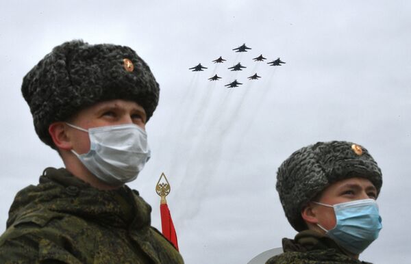 俄羅斯“雨燕”表演隊米格-29戰鬥機與“俄羅斯勇士”表演隊蘇-30SM戰鬥機在彩排中飛行。
 - 俄羅斯衛星通訊社