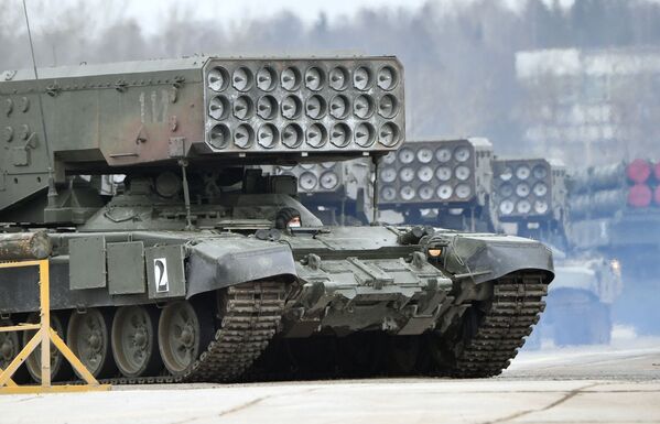 重型火焰彈齊射系統TOS-1A“日熾”（音譯：陶斯-1A） 在彩排活動中行駛。
 - 俄羅斯衛星通訊社