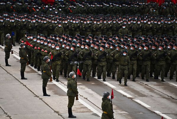 阿拉比诺靶场进行胜利日阅兵式彩排活动。 - 俄罗斯卫星通讯社