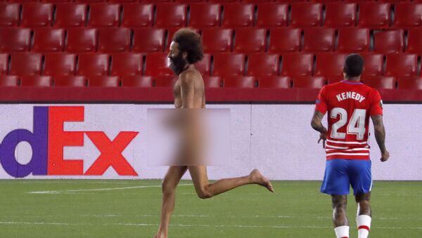 一名裸男跑上格拉納達VS曼聯比賽賽場 - 俄羅斯衛星通訊社