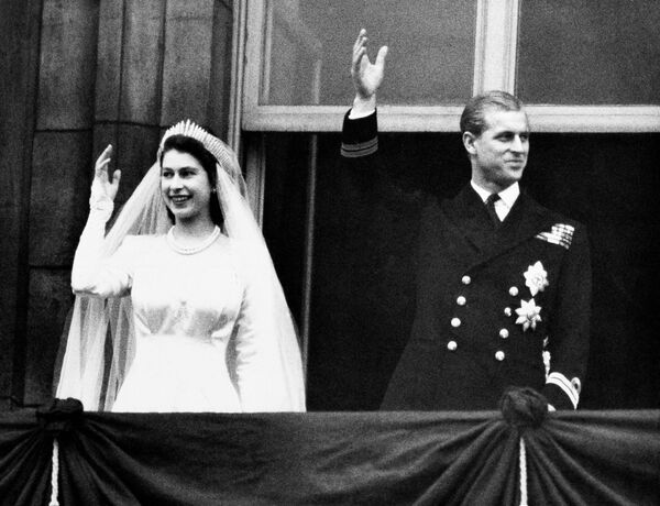 1947年，菲利普亲王与伊丽莎白二世婚礼留影。 - 俄罗斯卫星通讯社