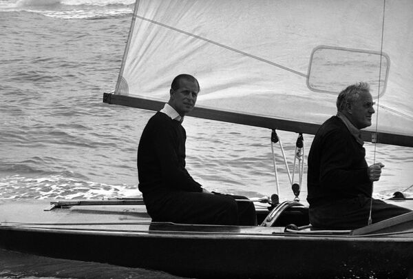 1963年，菲利普親王在駕游帆船留影。 - 俄羅斯衛星通訊社