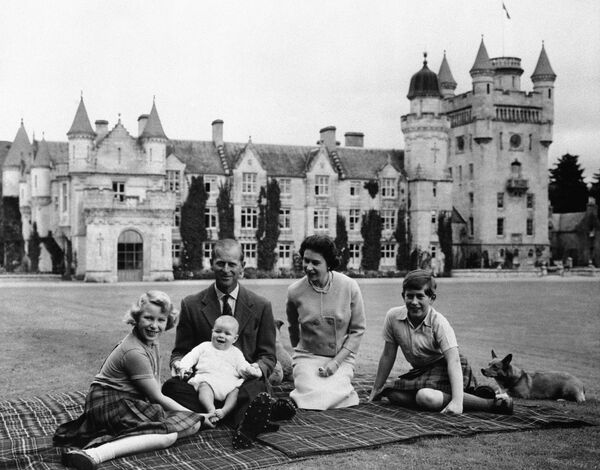 英國女王伊麗莎白二世與丈夫菲利普親王和三個孩子在巴爾默拉爾城堡留影。 - 俄羅斯衛星通訊社