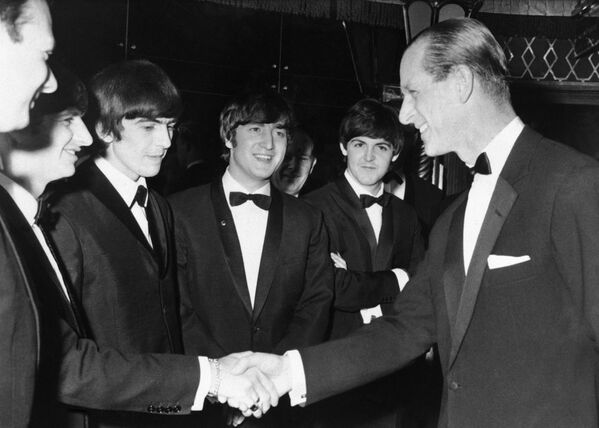 1964年，菲利普亲王与甲壳虫乐队留影。 - 俄罗斯卫星通讯社