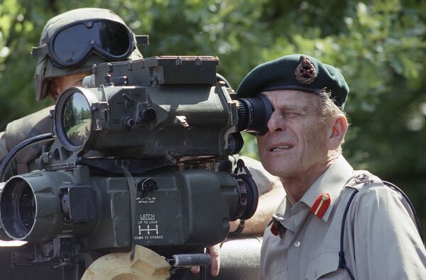 1991年，菲利普親王操作“陶”式反坦克導彈觀察。 - 俄羅斯衛星通訊社