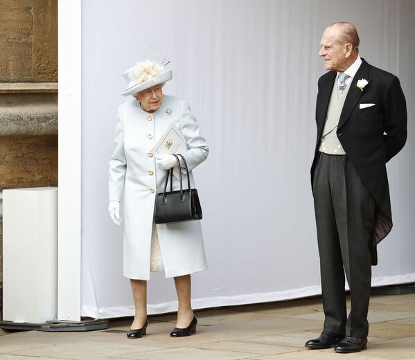 2018年，英國女王伊麗莎白二世與菲利普親王參加尤金妮公主和傑克•布魯克斯班克婚禮留影。 - 俄羅斯衛星通訊社