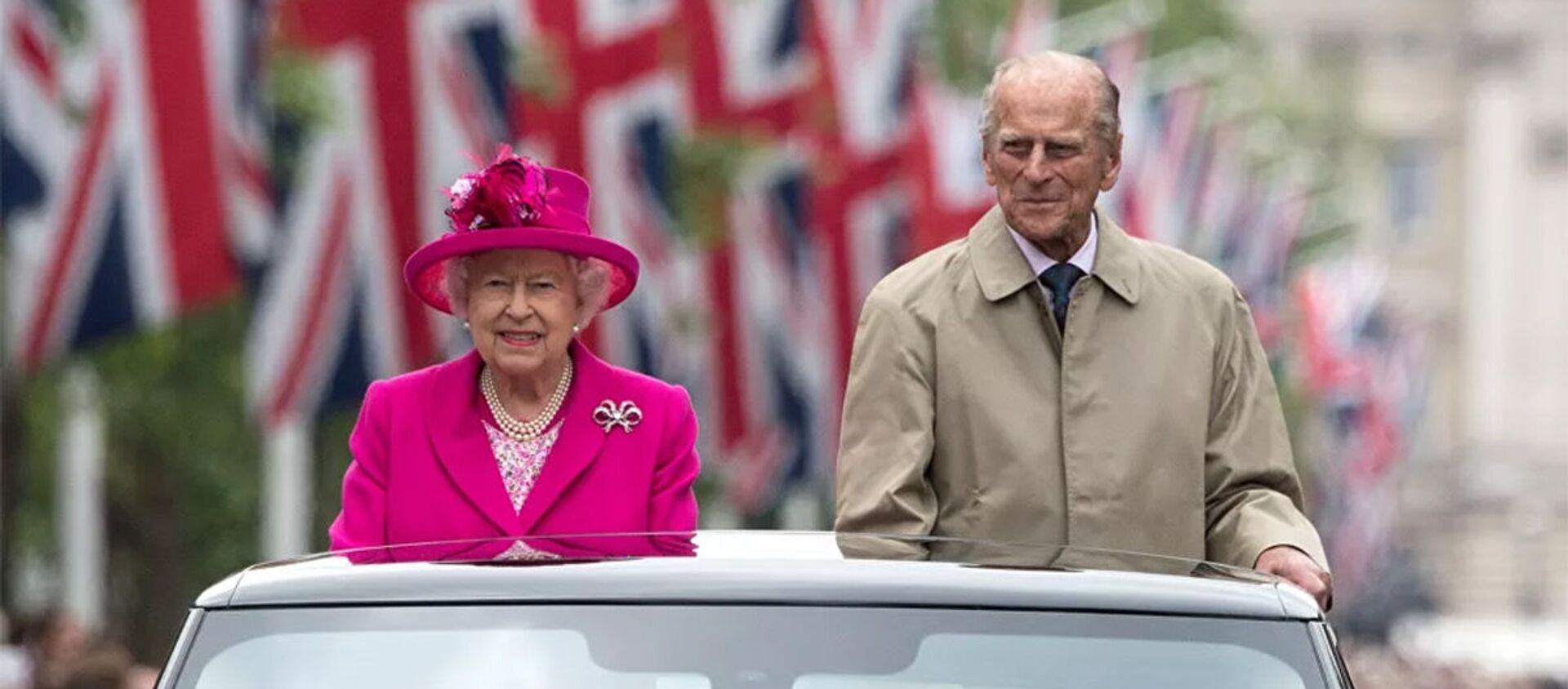 Британская королева Елизавета II и британский принц Филипп, герцог Эдинбургский, проезжают по торговому центру во время обеда покровителя. - 俄羅斯衛星通訊社, 1920, 09.04.2021