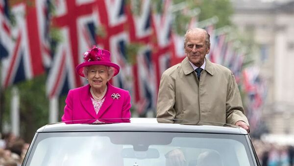 Британская королева Елизавета II и британский принц Филипп, герцог Эдинбургский, проезжают по торговому центру во время обеда покровителя. - 俄羅斯衛星通訊社