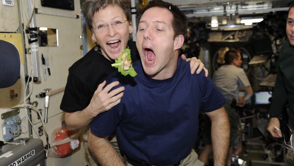 法国航天员托马·佩斯克与美国航天员威特森在国际空间站舱内就餐。 - 俄罗斯卫星通讯社