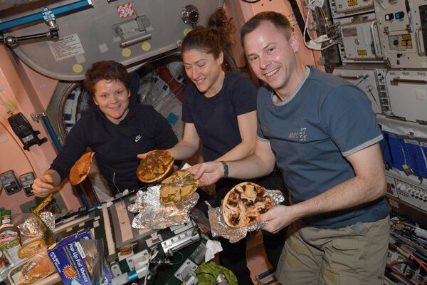 国际空间站舱内的食品加热机。
 - 俄罗斯卫星通讯社