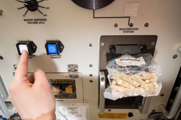意大利航天員薩曼塔·克里斯托夫雷蒂在國際空間站艙內製作午餐。
 - 俄羅斯衛星通訊社