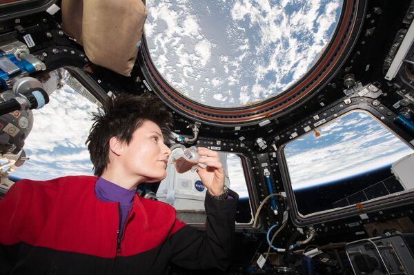 意大利航天员萨曼塔·克里斯托夫雷蒂在国际空间站舱内品尝热饮咖啡。
 - 俄罗斯卫星通讯社