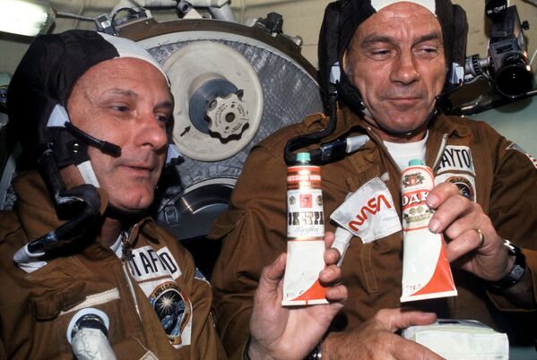 美國宇航員托馬斯·斯塔福德與唐納德·迪克在“聯盟”號空間站品嘗蘇聯太空食品。
 - 俄羅斯衛星通訊社