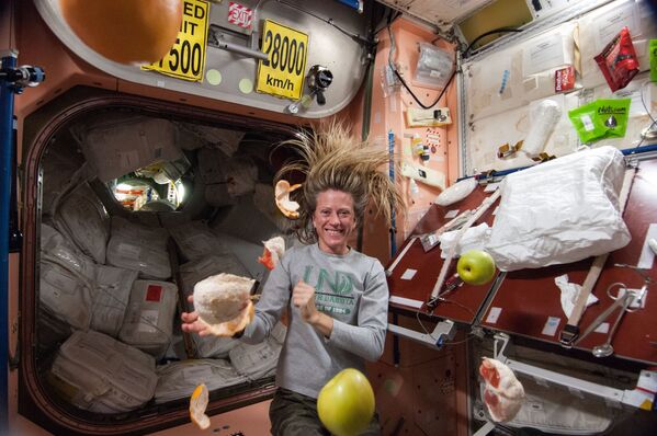 美国航天员凯伦·尼伯格在国际空间站内收集悬浮的水果。
 - 俄罗斯卫星通讯社