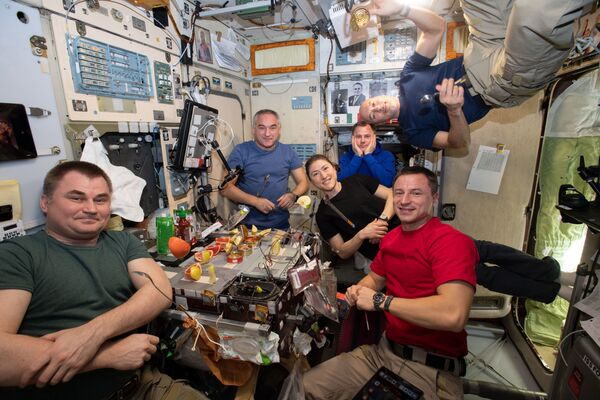 国际空间站第60次飞行组员在舱内聚餐。
 - 俄罗斯卫星通讯社