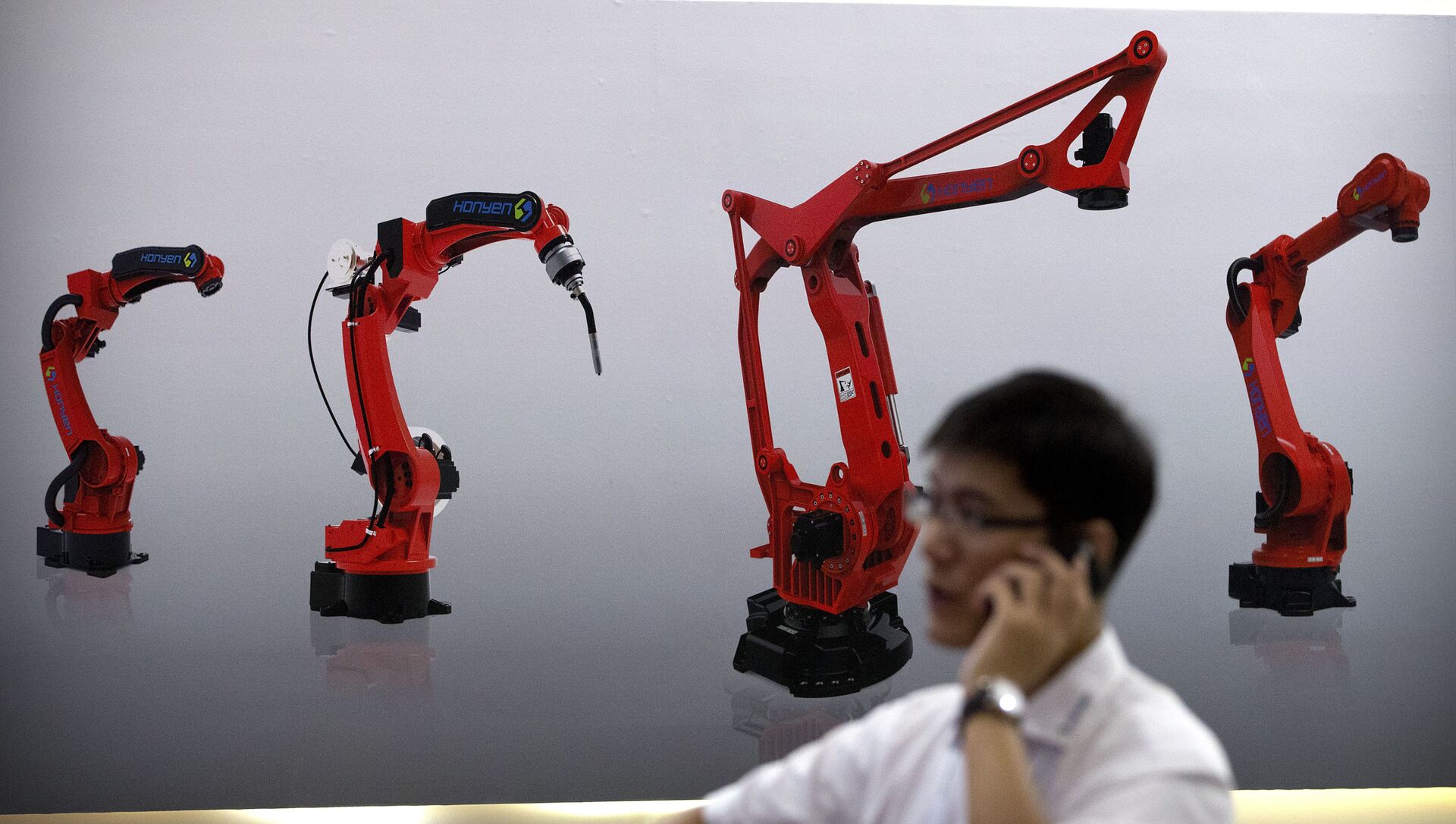 Мужчина на фоне промышленных роботов в Китае - 俄罗斯卫星通讯社, 1920, 12.04.2021