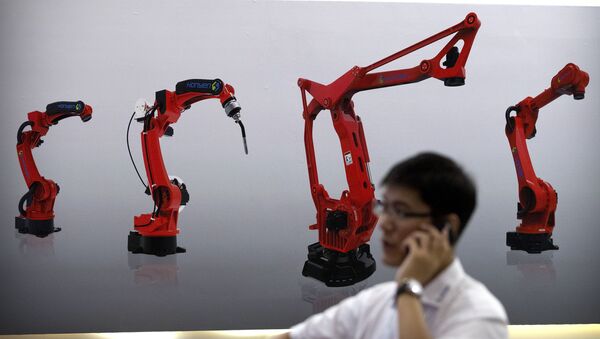 Мужчина на фоне промышленных роботов в Китае - 俄罗斯卫星通讯社