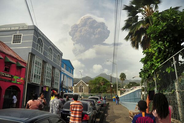 圣文森特岛苏弗里亚尔火山喷发出大量火山灰。
 - 俄罗斯卫星通讯社