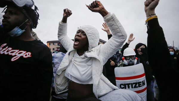 明尼苏达州抗议者在布鲁克林中心警察局外聚集抗议。 - 俄罗斯卫星通讯社