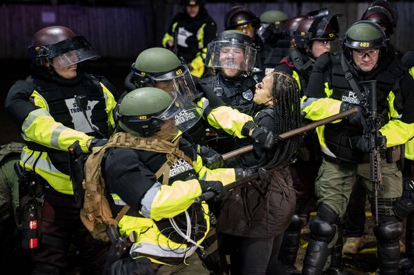  明尼蘇達州警方拘捕抗議示威民眾。 - 俄羅斯衛星通訊社