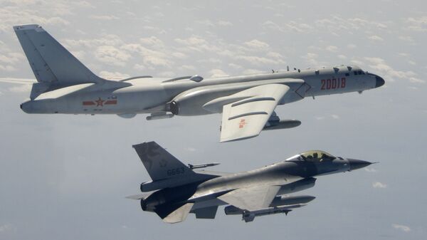 Самолет F-16 тайваньских ВВС и бомбардировщик H-6 ВВС Китайской Народно-освободительной армии (НОАК). Тайвань - 俄罗斯卫星通讯社