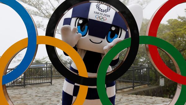 东京奥运会吉祥物Miraitowa与奥运五环雕像。 - 俄罗斯卫星通讯社