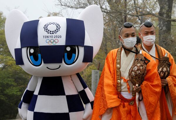 日本佛教僧人與東京奧運會吉祥物Miraitowa合影留念。 - 俄羅斯衛星通訊社
