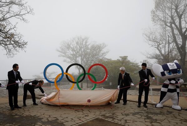 奧運五環標誌雕像在東京高尾山揭幕亮相。 - 俄羅斯衛星通訊社