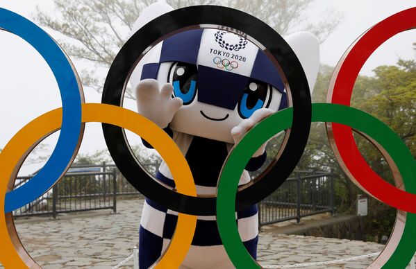 東京奧運會吉祥物Miraitowa與奧運五環雕像。 - 俄羅斯衛星通訊社
