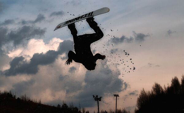 聖彼得堡市舉行Red Bull Jump & Freeze滑雪跳冰洞比賽。 - 俄羅斯衛星通訊社