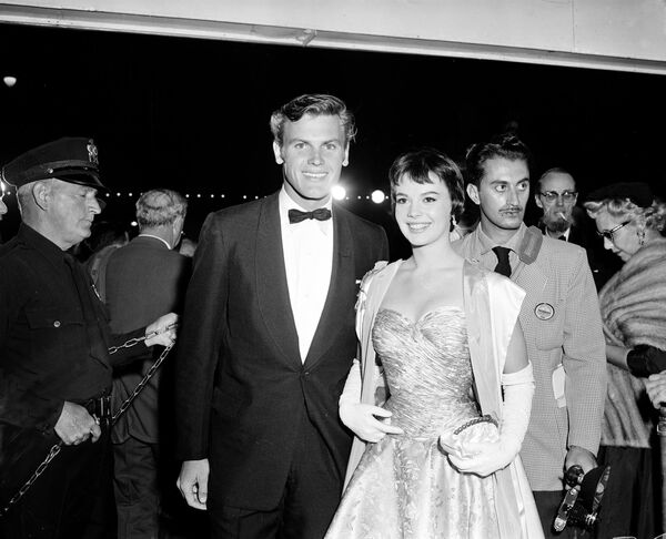 泰布·亨特與娜塔莉·伍德參加1956年奧斯卡金像獎頒獎典禮。 - 俄羅斯衛星通訊社