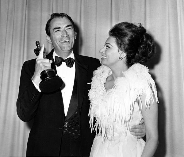 格利高里·派克与索菲亚·罗兰参加1963年奥斯卡金像奖颁奖典礼。 - 俄罗斯卫星通讯社