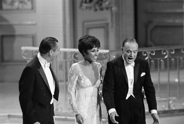 鲍勃·霍普、女演员黛安·卡罗尔和演员麦克唐纳·凯利参加1968年奥斯卡金像奖颁奖典礼。 - 俄罗斯卫星通讯社