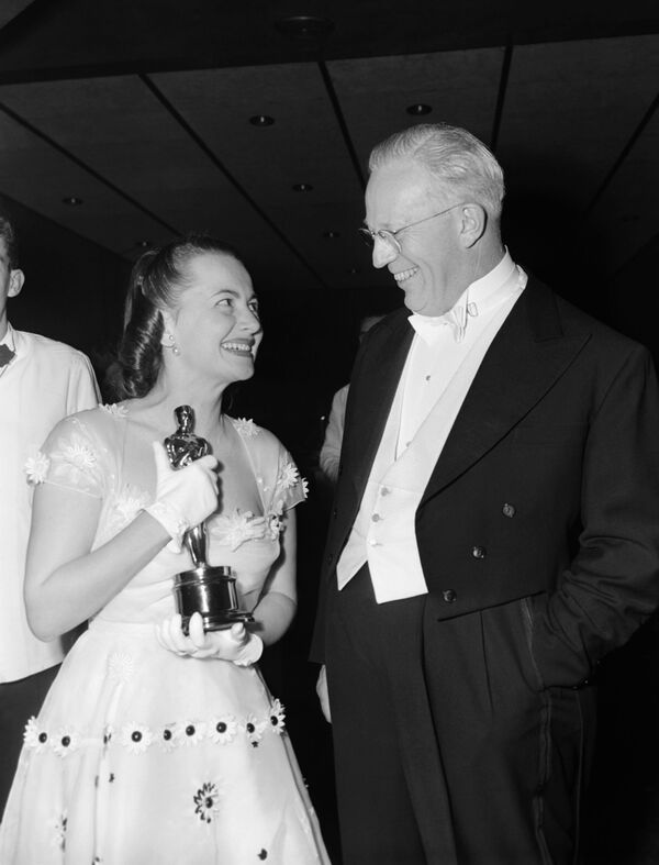 加州州长沃伦与奥利维亚·德哈维兰参加1950年奥斯卡金像奖颁奖典礼。 - 俄罗斯卫星通讯社