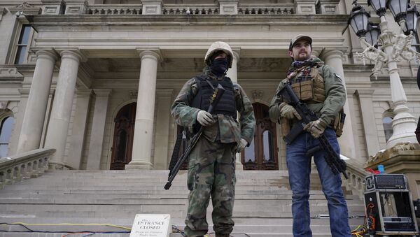 Вооруженные мужчины возле Капитолия. США - 俄羅斯衛星通訊社