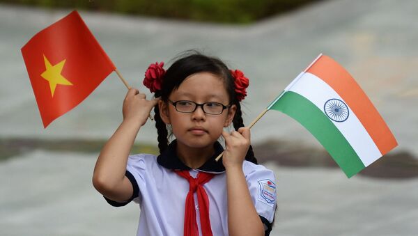 Школьница с индийским и вьетнамским флагами - 俄罗斯卫星通讯社