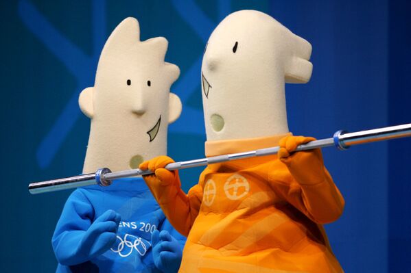 2004年希腊雅典奥运会吉祥物雅典娜（图右）和费沃斯。 - 俄罗斯卫星通讯社