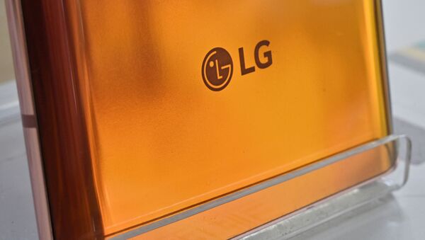 Логотип LG Electronics на смартфоне LG Velvet - 俄罗斯卫星通讯社
