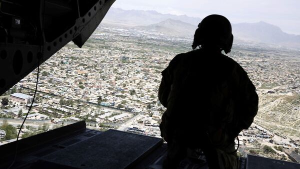Американский военнослужащий в вертолете над Кабулом, Афганистан - 俄罗斯卫星通讯社