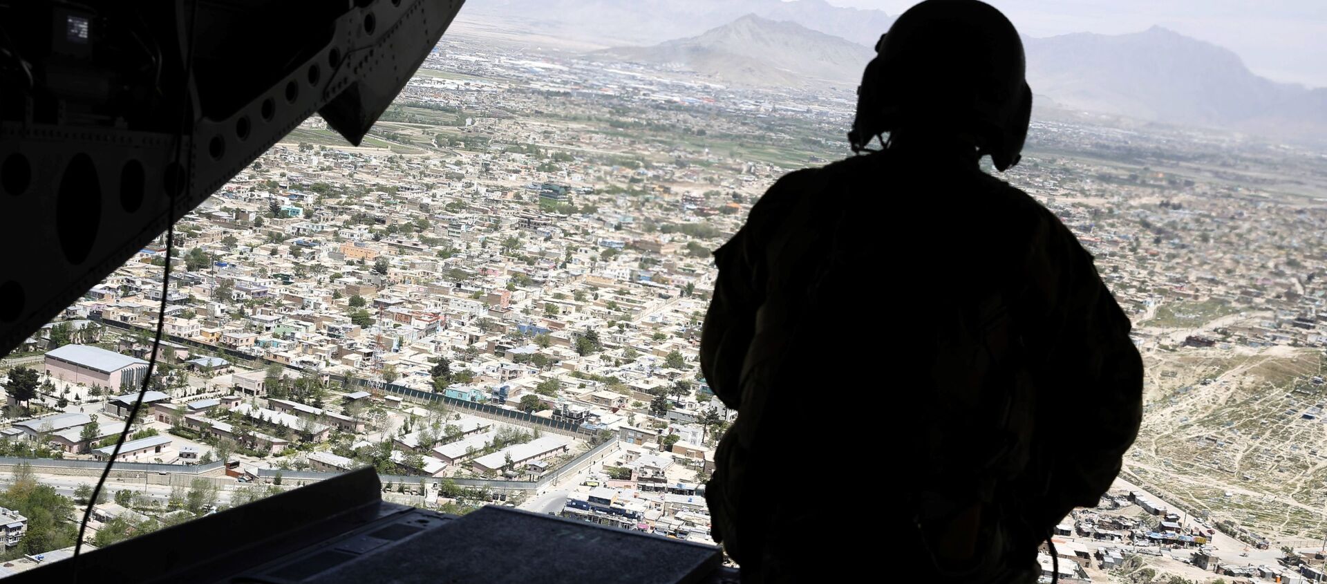Американский военнослужащий в вертолете над Кабулом, Афганистан - 俄羅斯衛星通訊社, 1920, 17.08.2021