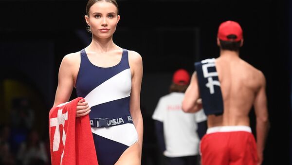 模型展示Zasport品牌为俄罗斯队运动员提供的东京奥运会官方制服。 - 俄罗斯卫星通讯社