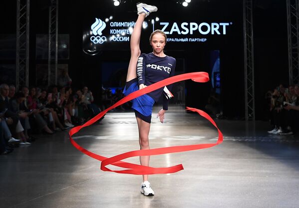 模型展示Zasport品牌為俄羅斯隊運動員提供的東京奧運會官方制服。 - 俄羅斯衛星通訊社