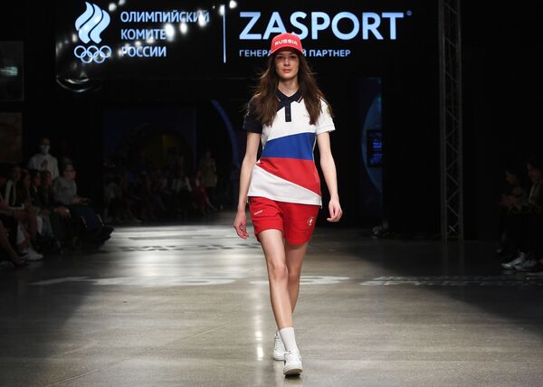 模型展示Zasport品牌為俄羅斯隊運動員提供的東京奧運會官方制服。 - 俄羅斯衛星通訊社