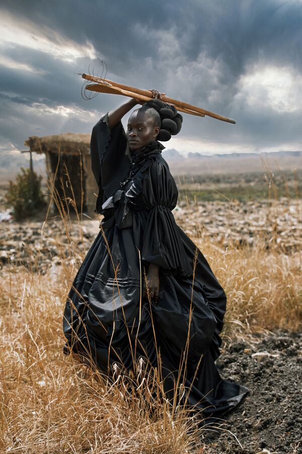 津巴布韋攝影師塔瑪莉•庫迪塔憑借作品《African Victorian》，成為2021年索尼世界攝影大賽年度公開攝影師。 - 俄羅斯衛星通訊社