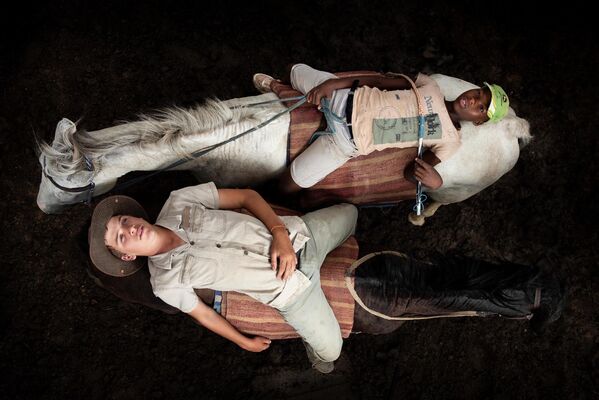 南非摄影师科恩拉德•海因茨•托尔拉奇凭借作品《HW and Olwethu after a long day herding cattle on horses》，成为2021年索尼世界摄影大赛年度学生摄影师。 - 俄罗斯卫星通讯社