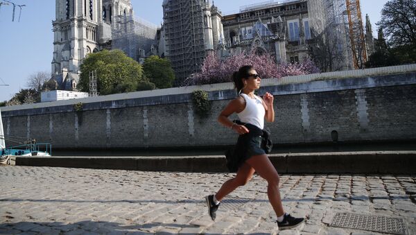 一个姑娘从巴黎圣母院前跑步经过。 - 俄罗斯卫星通讯社