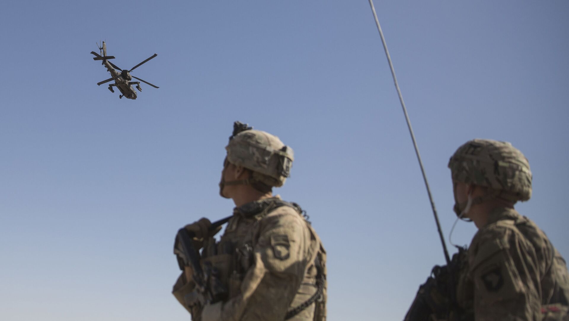 Морские пехотинцы США наблюдают за вертолетом AH-64 Apache на аэродроме Бост, Афганистан - 俄罗斯卫星通讯社, 1920, 15.04.2021