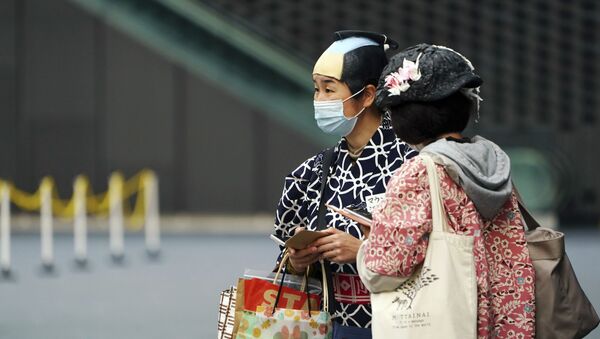 Пешеходы в защитных масках в Токио - 俄罗斯卫星通讯社